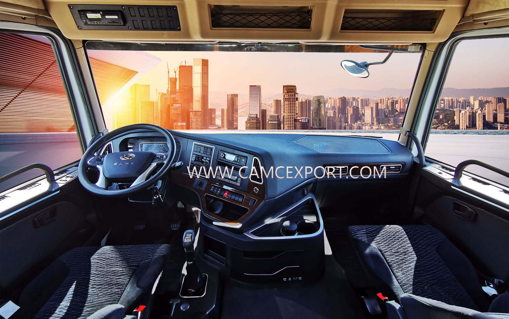 Interior of CAMC H9 heavy-duty diesel tractor Interior del tractor diésel de servicio pesado CAMC H9