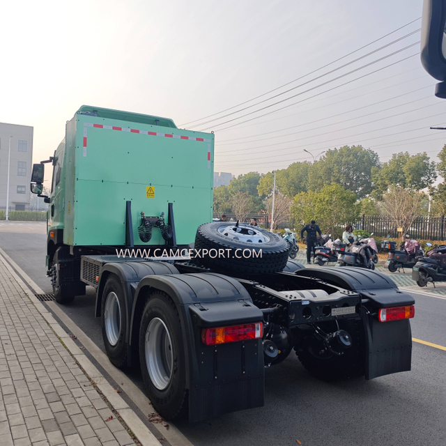 Tractor eléctrico X7E verde con techo plano 6x4 y volante a la izquierda