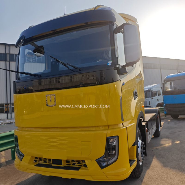 Camión tractor eléctrico amarillo G2 4x2 con techo alto y volante a la izquierda